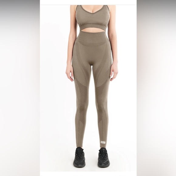 The Giving Movement Legging in mushroom - Picture 1 of 6